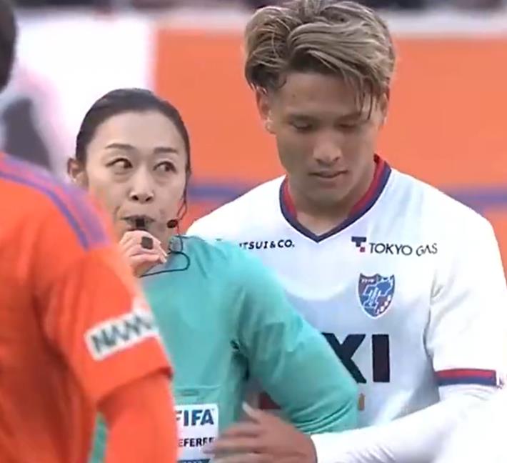 日本联赛球员手摸女裁判胸部引发热议